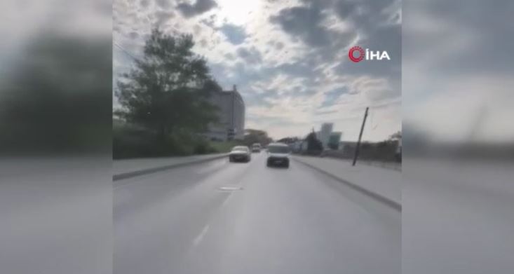 Ters yönden gelen araç ile motosiklet sürücüsü kafa kafaya geldi (TIKLA-İZLE)