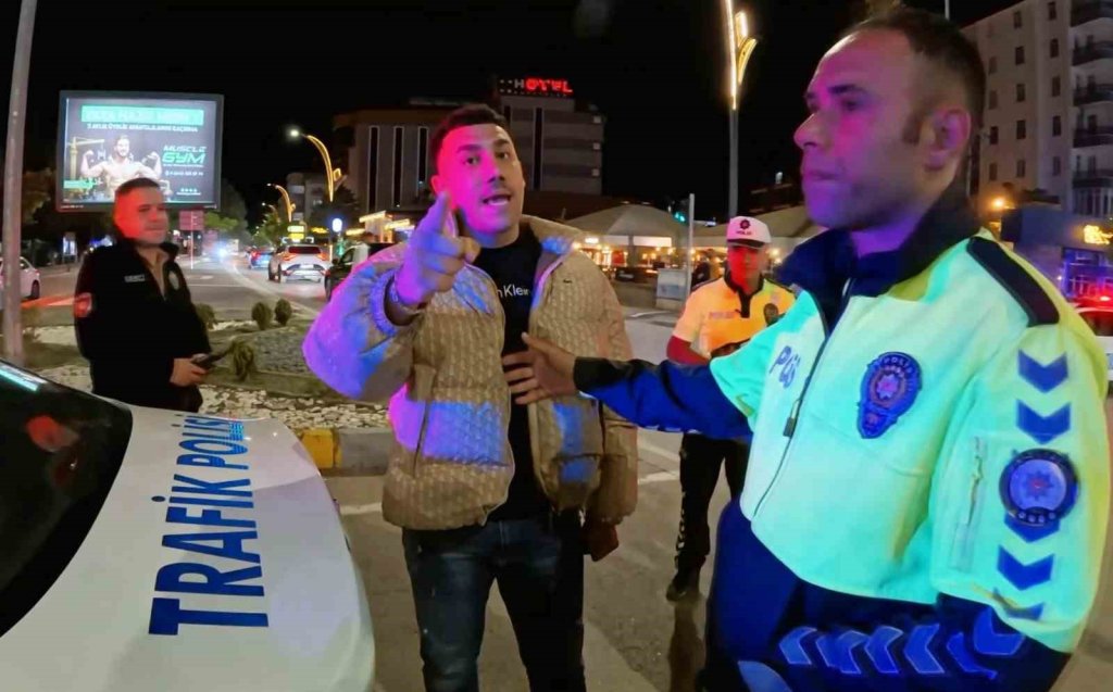 Cezadan kurtulamadı: Polisin işine "anlamsız", gazeteciye "kaburgasız" deyip tehdit etti (VİDEOLU)