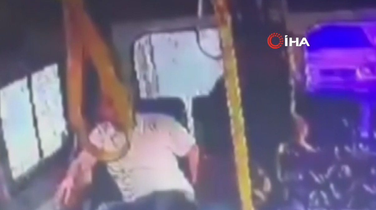 Minibüsteyken husumetlisini görüp defalarca ateş etti: O anlar kamerada