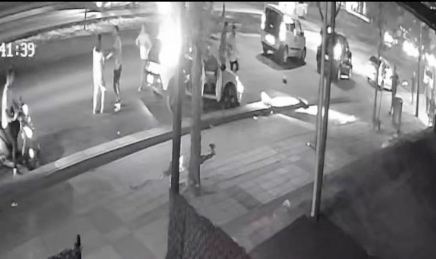 Hızla geldi, otomobil ve motosiklete çarptı: 1’i ağır 2 yaralı (VİDEOLU)