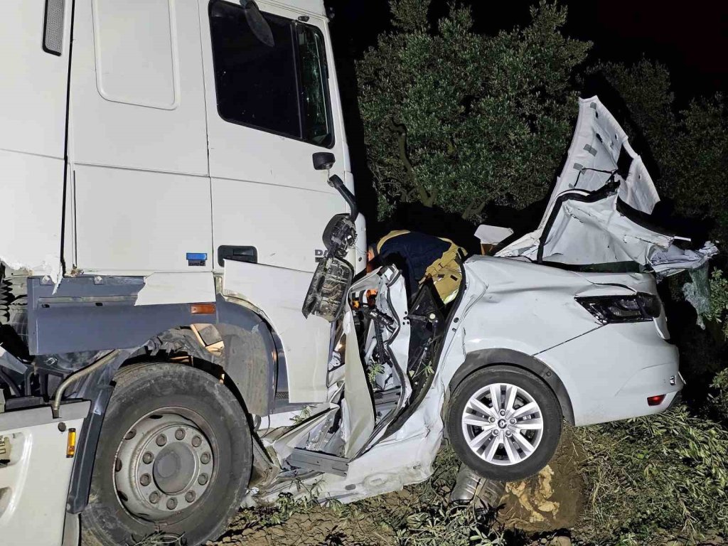 TIR otomobili ezdi: 1 ölü, 1 yaralı (VİDEOLU)