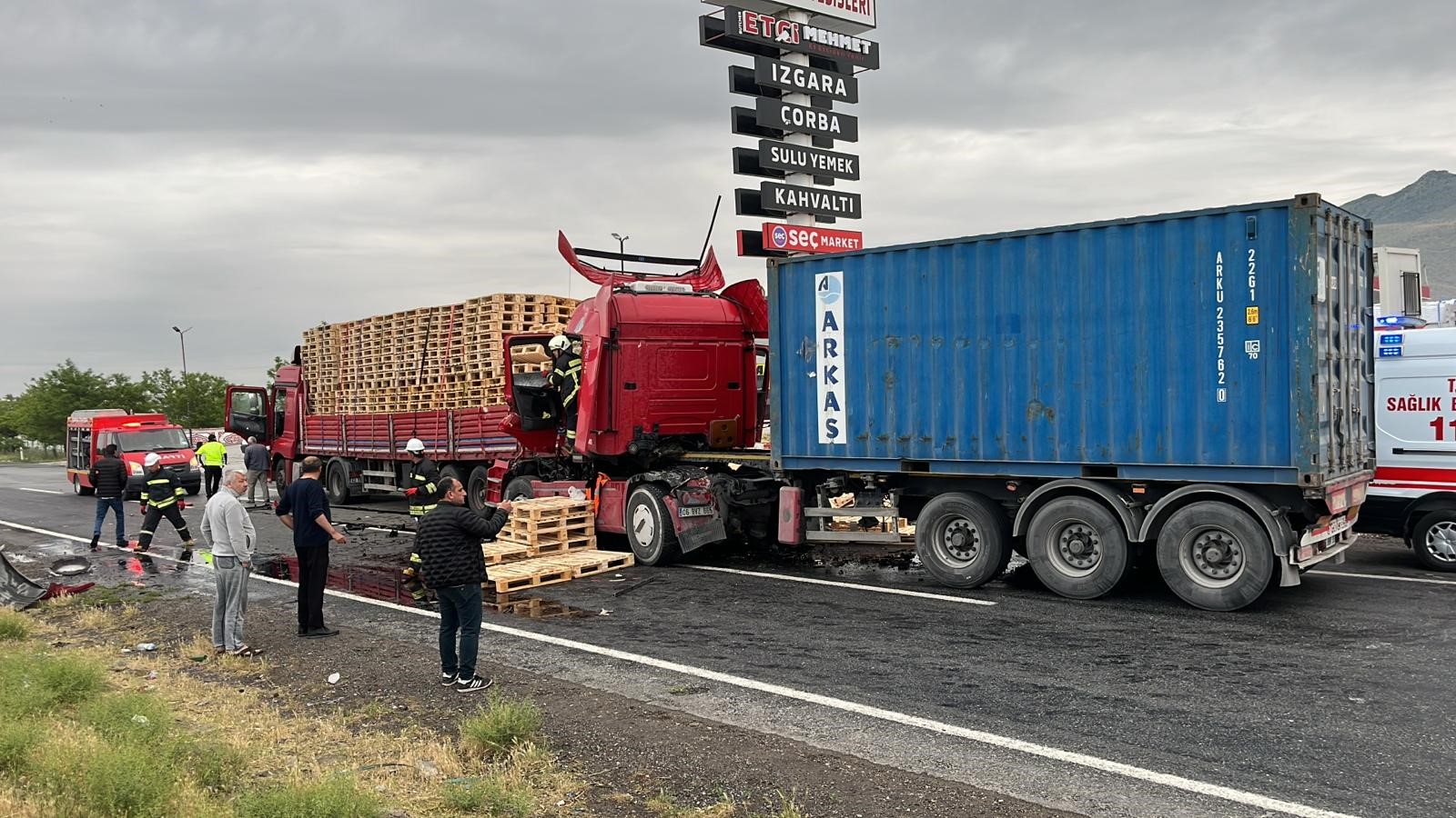 Konya'da TIR duraklayan TIR'a çarptı