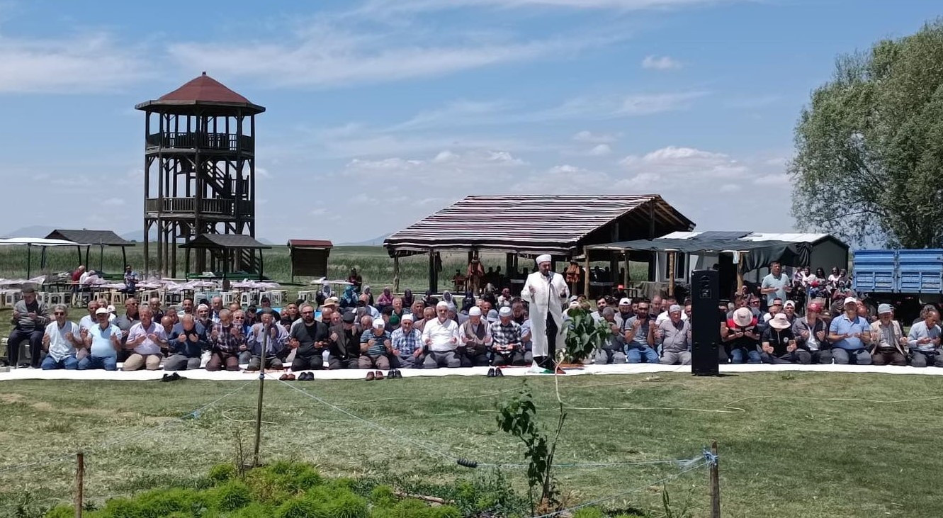 Beyşehir Gölü kıyısında eller yağmur duası için açıldı