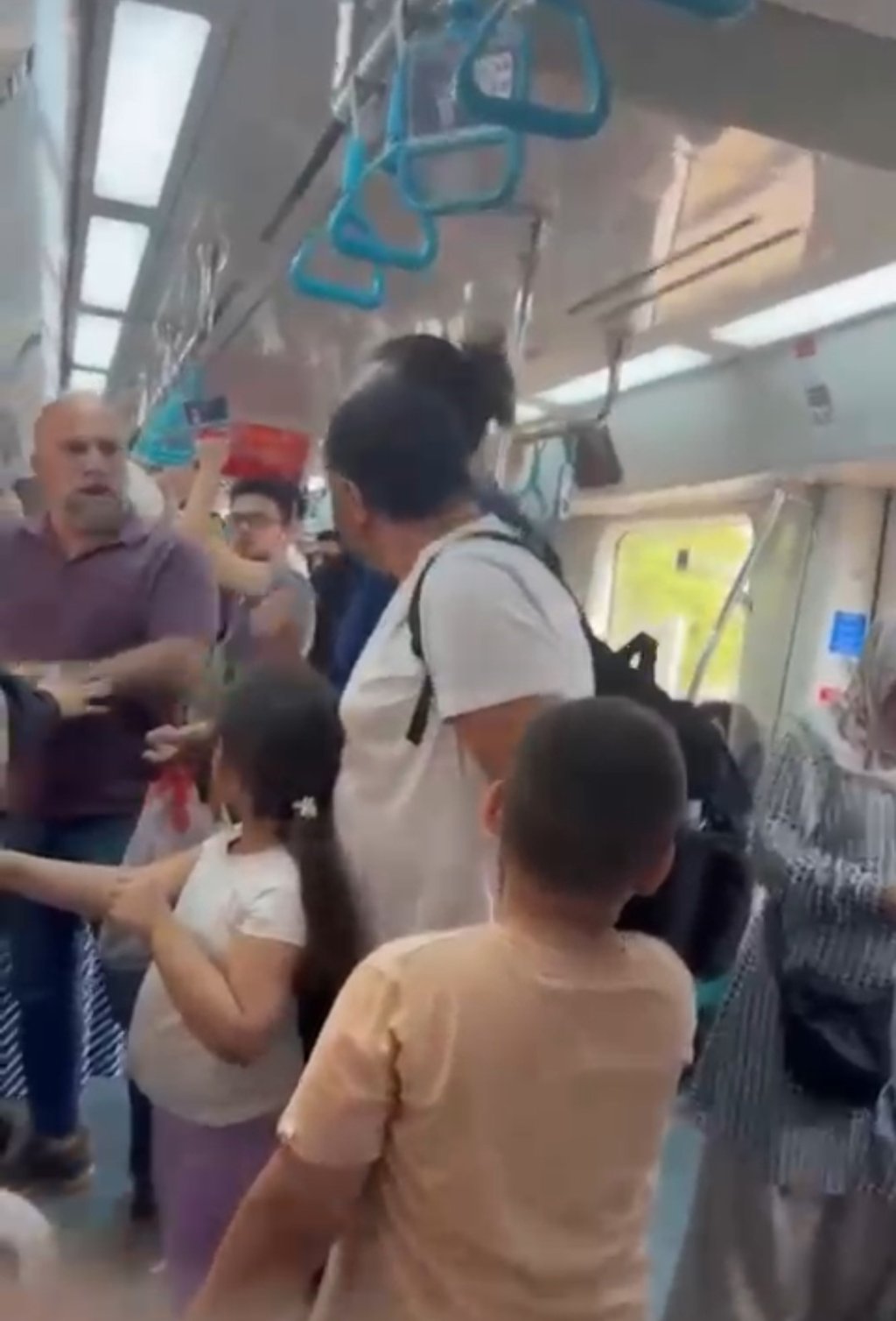 Marmaray’da çocuklarının yanında babaya yumruk (TIKLA-İZLE)