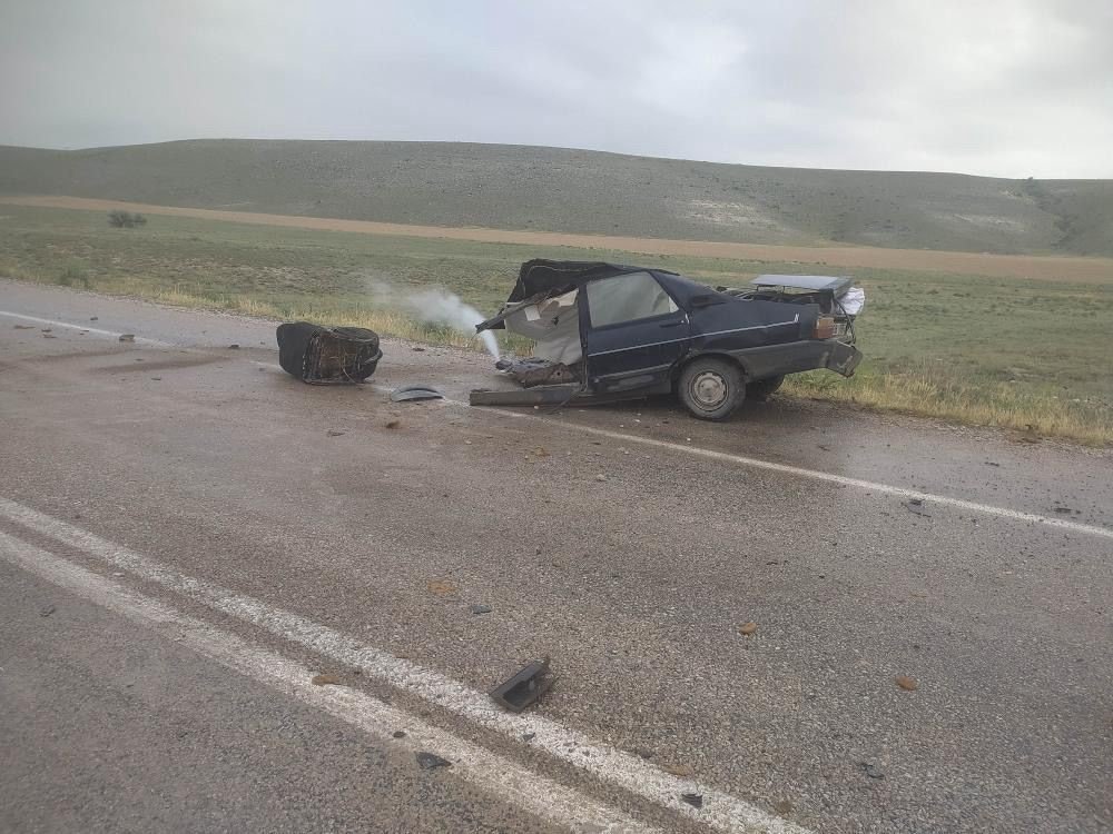Konya yolunda TIR otomobili ikiye böldü: 1 ölü