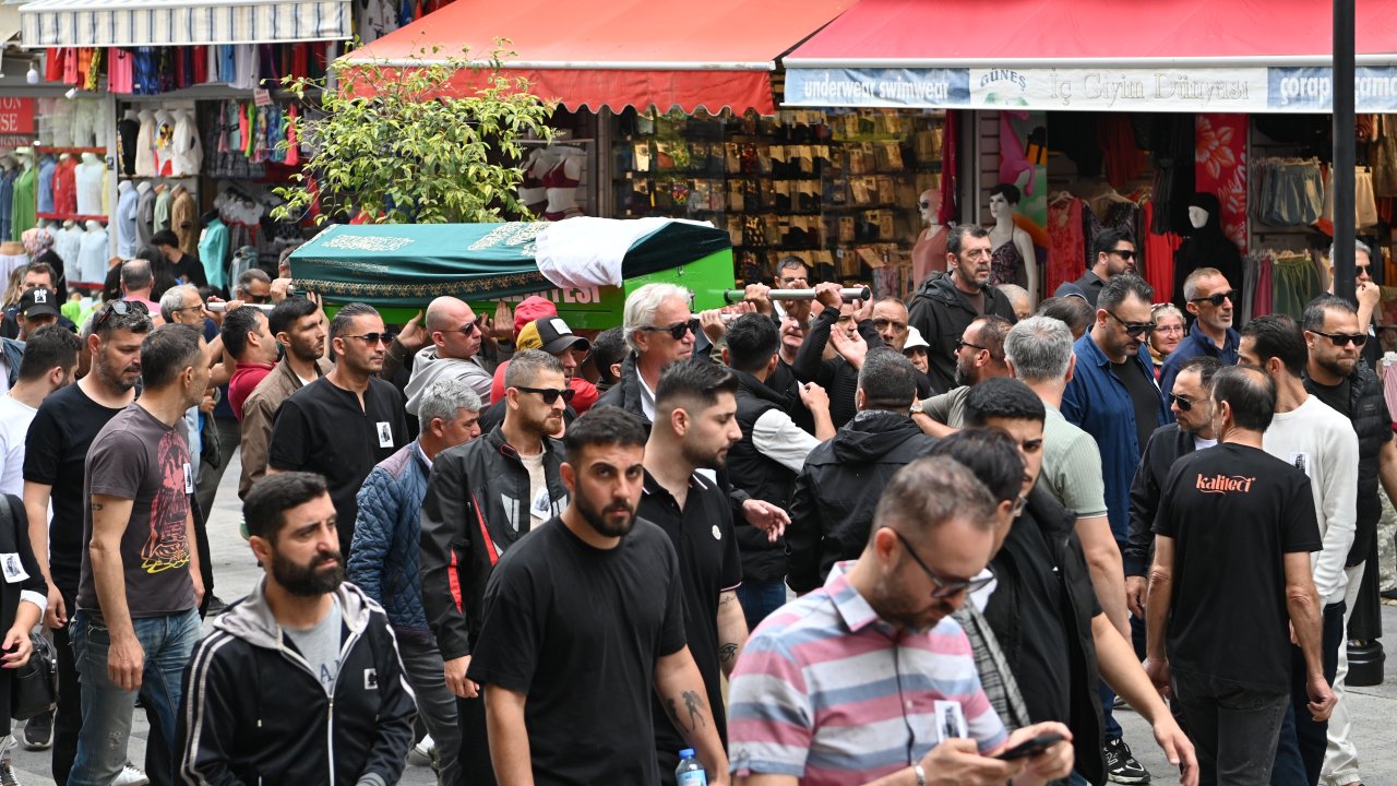 Kansere yenik düşen şarkıcı Şimal, Kuşadası’nda son yolculuğuna uğurlandı