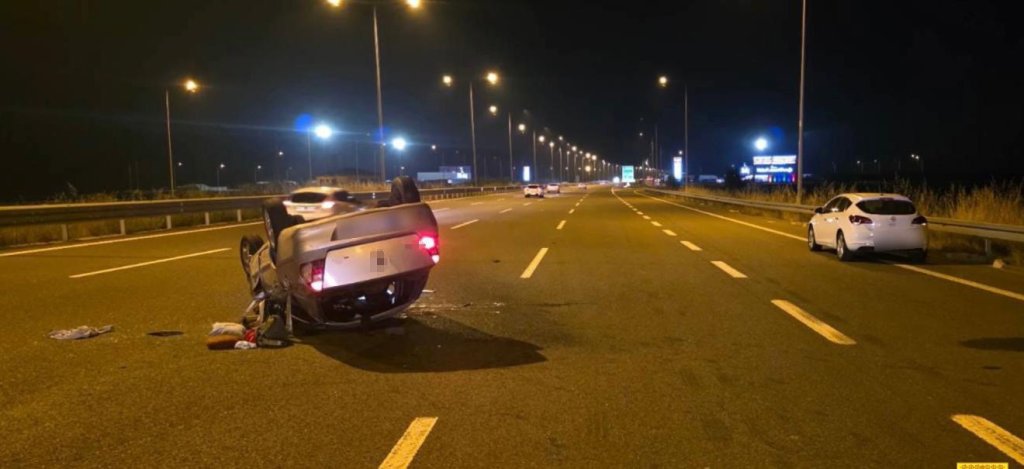 9 yaşındaki çocuk taklalar atan otomobilden yola savruldu