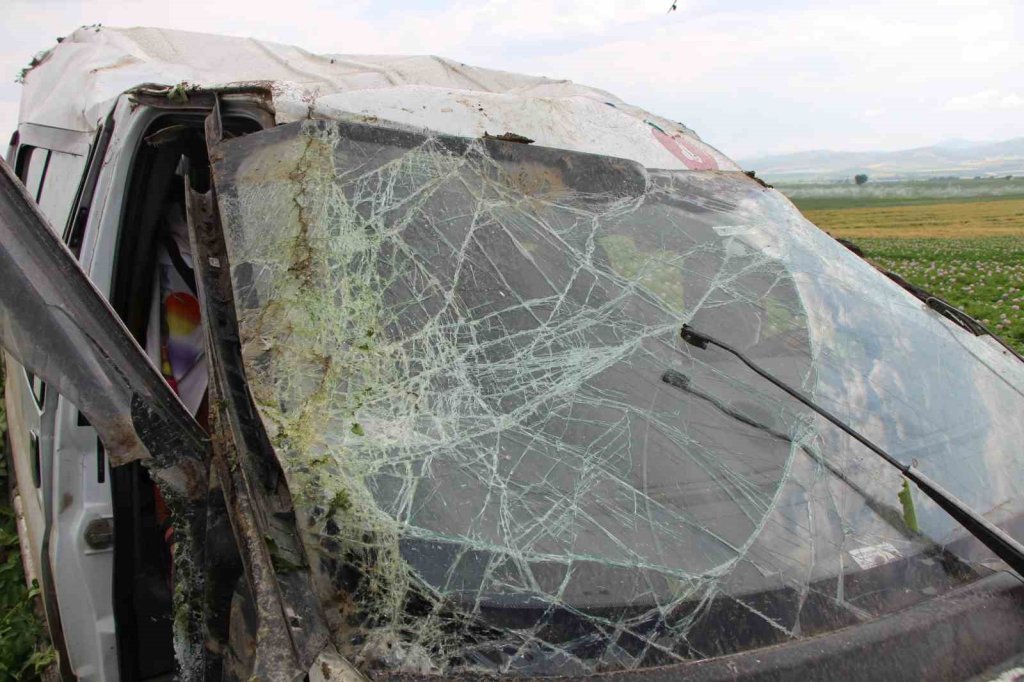 Minibüs tarlaya uçtu: 1 ölü, 4 yaralı