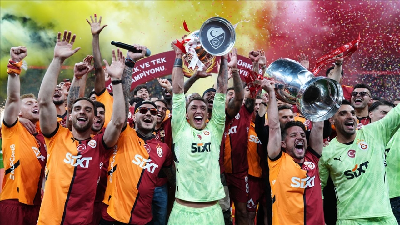 Sarı Kırmızılı ekip çifte kupayla kapattı