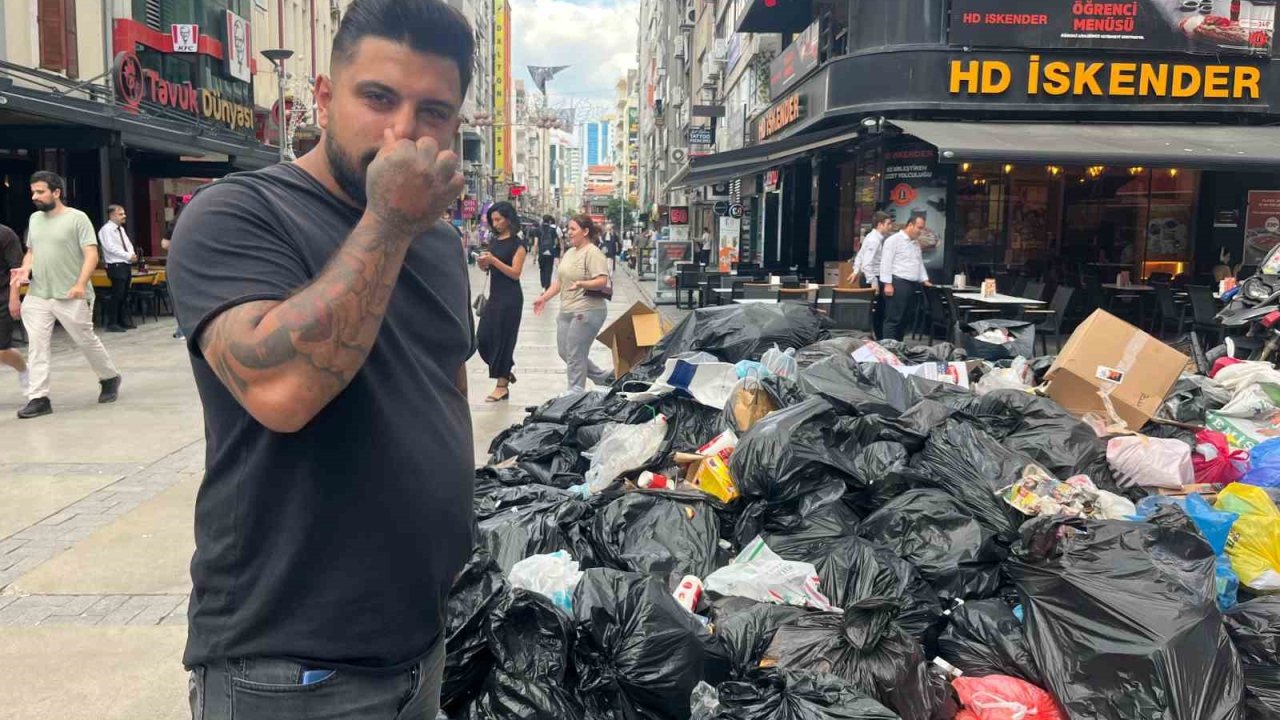 İzmir Büyükşehir Belediyesi’ndeki grev nedeniyle çöpler sokaklara taştı