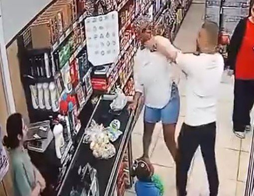 İstanbul'da bir adam, kasa sırasında tartıştığı kadına saldırdı (TIKLA-İZLE)