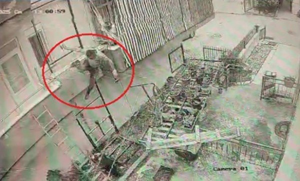 Yük asansörü kurulumu yapan usta iskeleden böyle düştü! (TIKLA-İZLE)