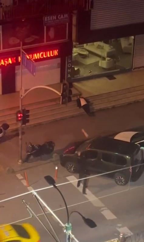 Merdivenlerde uyuya kalan adamı dubayla uyandırmaya çalıştı