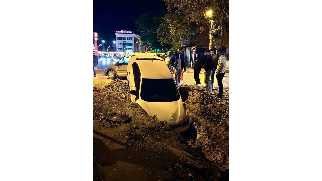 Ankara Polatlı'da otomobil altyapı çalışmaları için açılan çukura düştü!