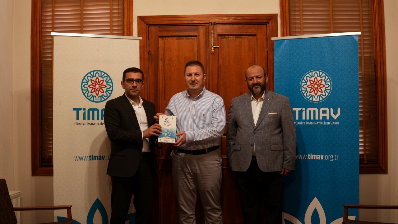 Konya'da Türkiye birincisi hafız kaandığı 25 bin TL'lik ödülü TİMAV'a bağışladı