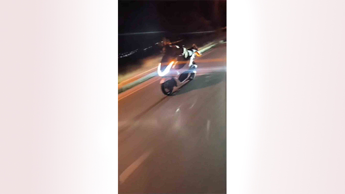 Motosiklet sürücüsü hayrete düşürdü: Tehlike saçtı