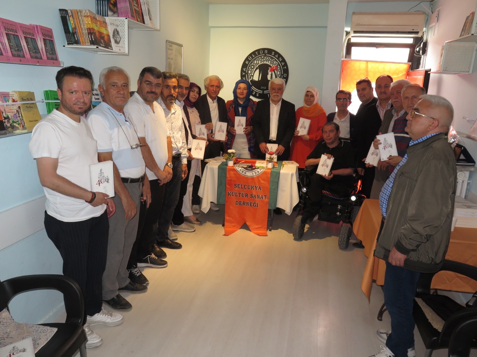 ANMEG Yönetim Kurulu Başkanı Avukat Özer okurları için imzaladı
