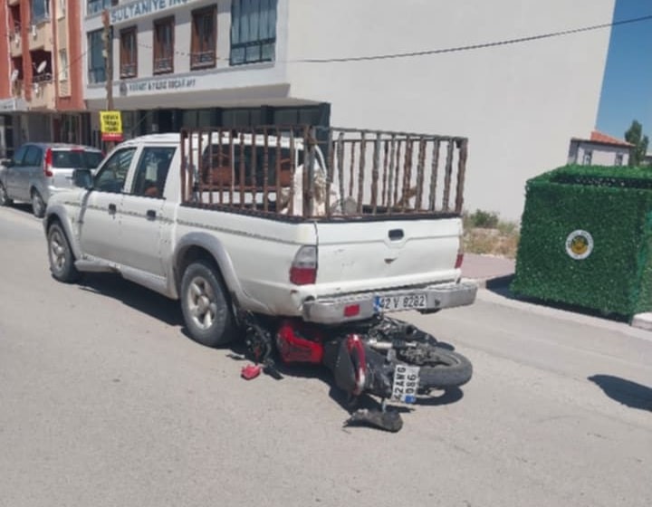 Karapınar’da motosiklet pikapa çarptı