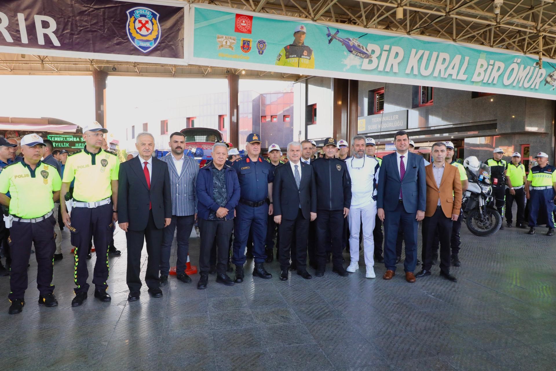 Vali Akın Konya Şehirler Arası Otobüs Terminali’nde bayram tedbirlerini inceledi