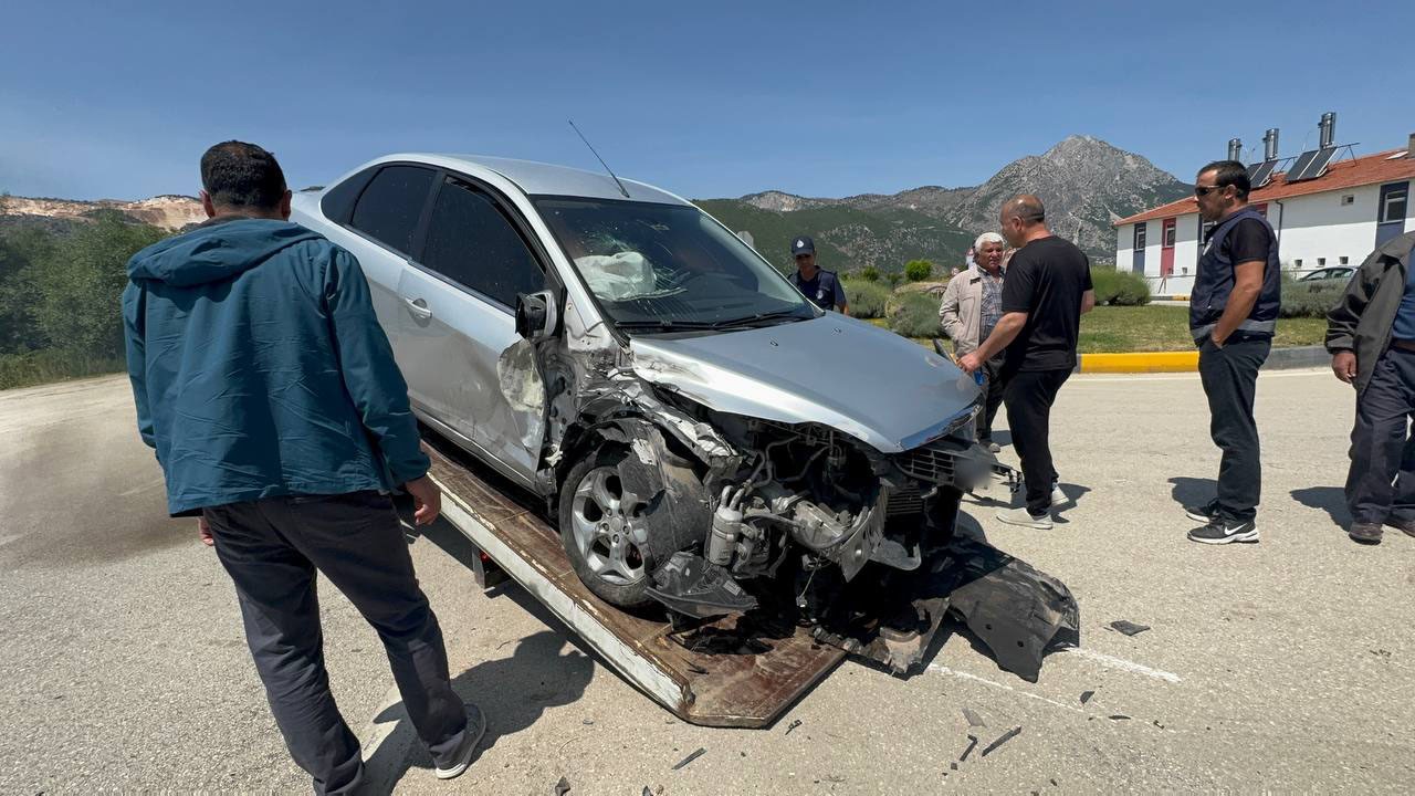 Konya yolunda traktör ile otomobil çarpıştı: 3 yaralı