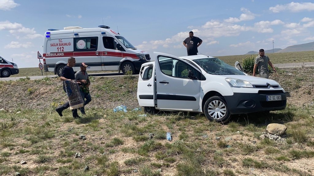 Konya’da lastiği patladı, takla attı