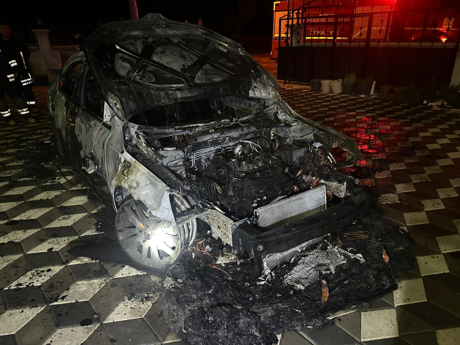 Konya'da park halindeki otomobilde yangın çıktı