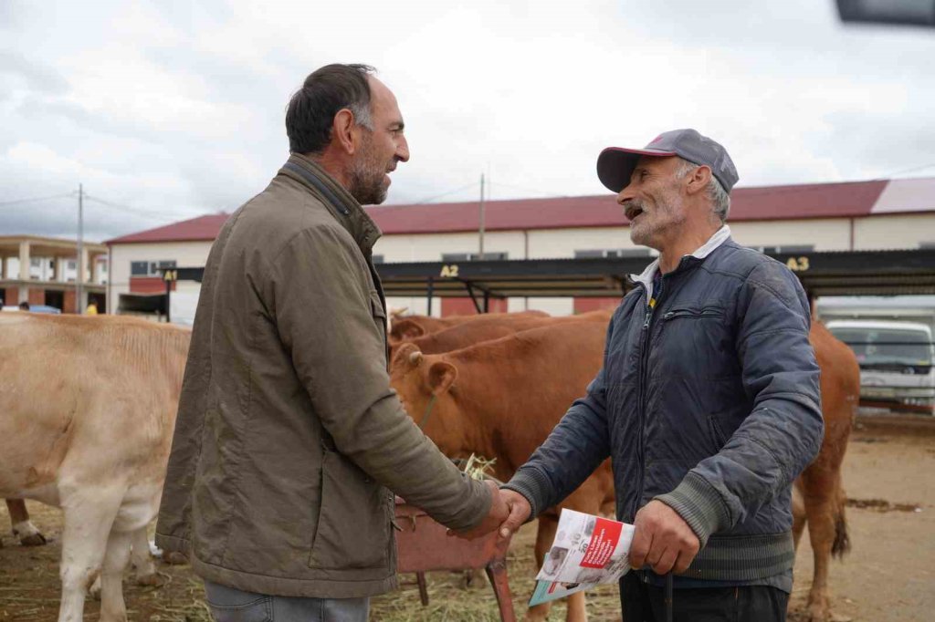 Fiyatta orta yolu bulunca sarılıp kucaklaştılar