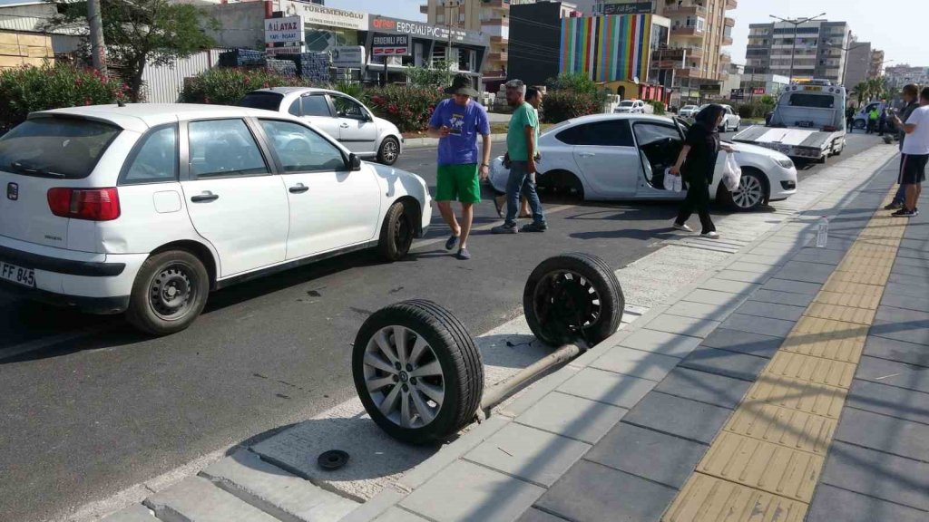 Otomobiller çarpıştı: Biri ters döndü, diğerinin iki tekeri gövdeden ayrıldı