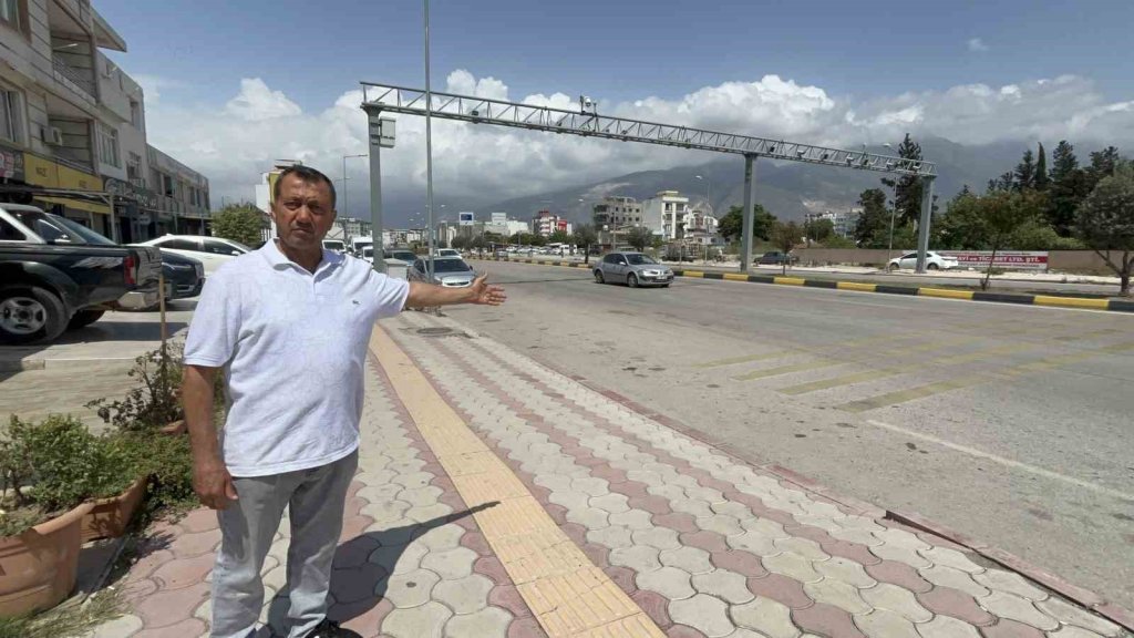 Karşıya geçmeye çalışan yaşlı adama kamyonet çarptı