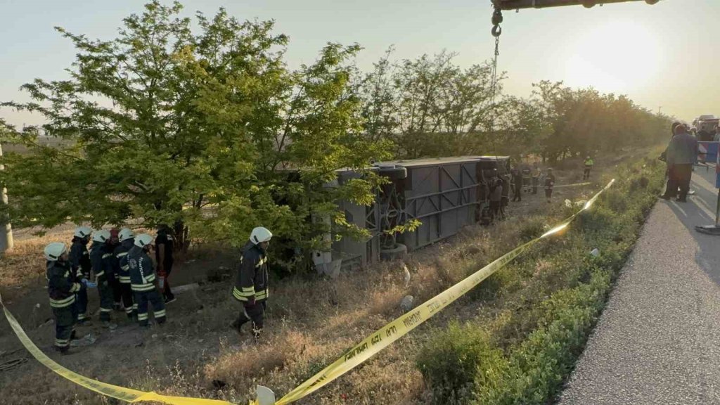 Konya’da yolcu otobüsü devrildi: 1 ölü, 23 yaralı