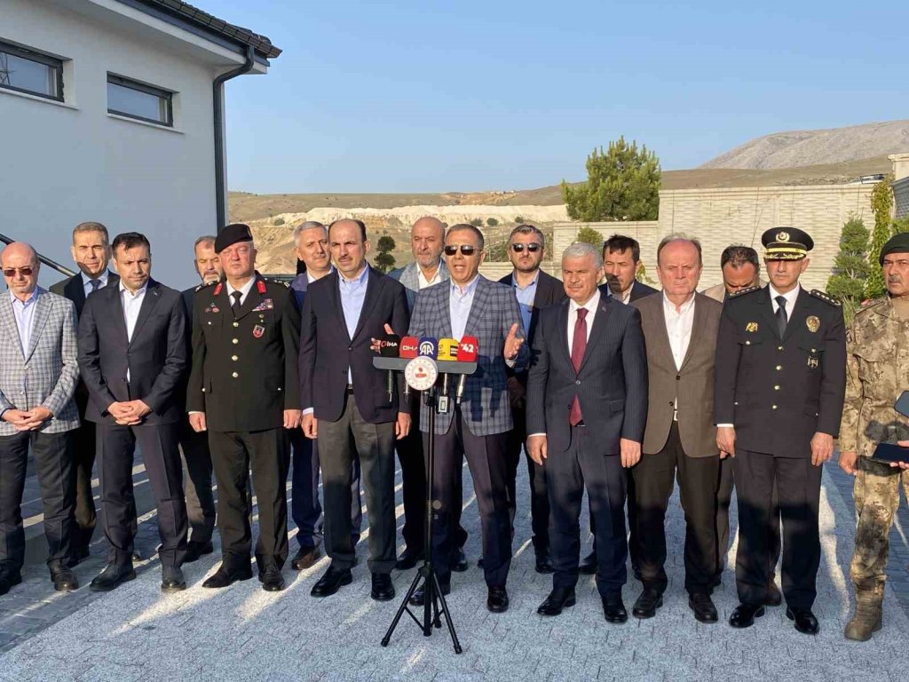 Bakan Yerlikaya bayram namazını Konya’da kıldı