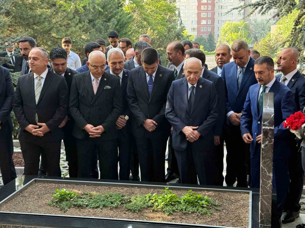 Devlet Bahçeli, Alparslan Türkeş’in kabrini ziyaret etti