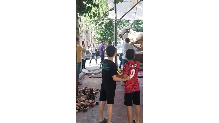 Kızgın boğa kasaba hayatının kabusunu yaşattı (TIKLA-İZLE)