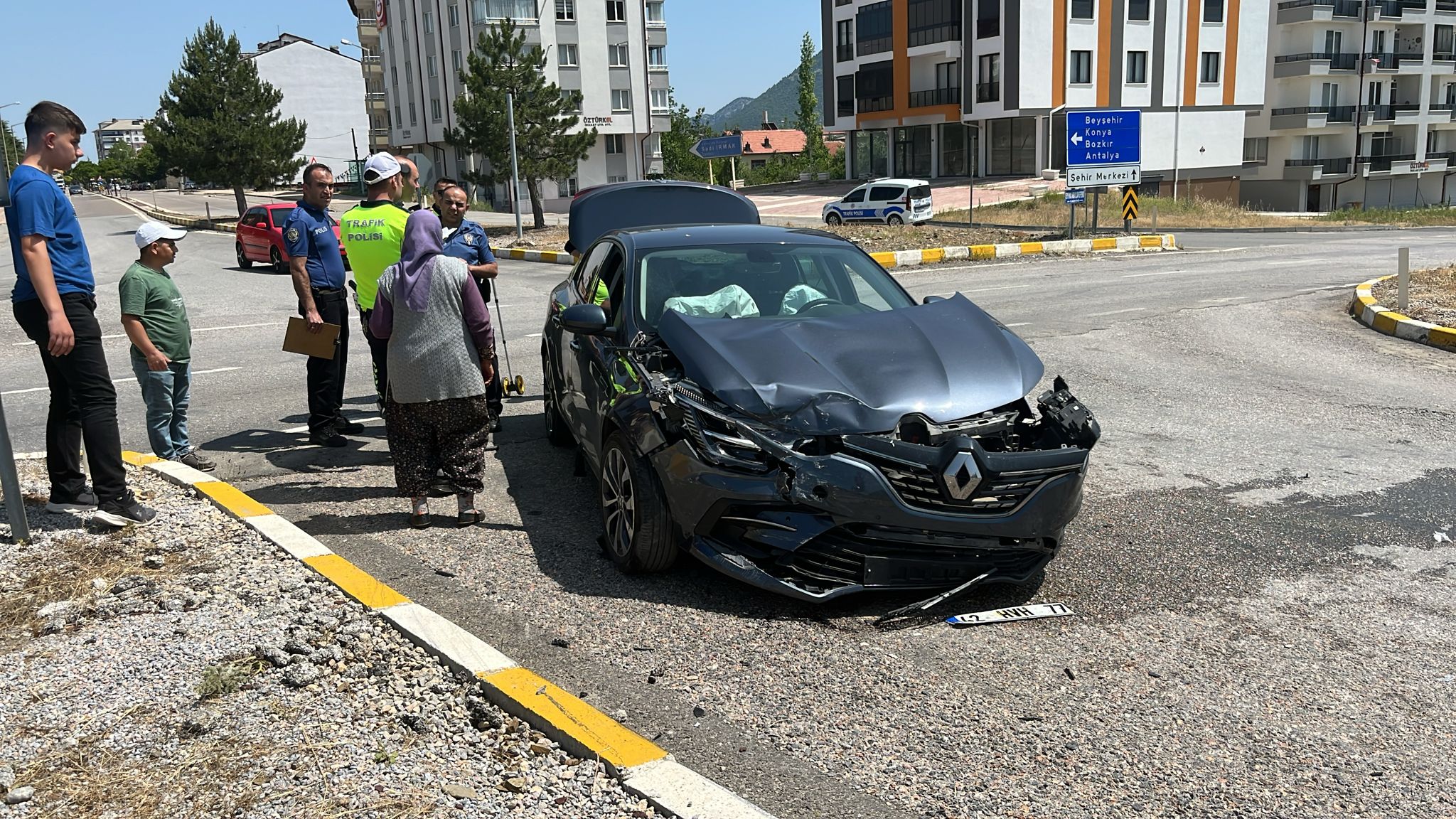 Konya'da iki otomobilin çarpıştı! Çok sayıda yaralı var