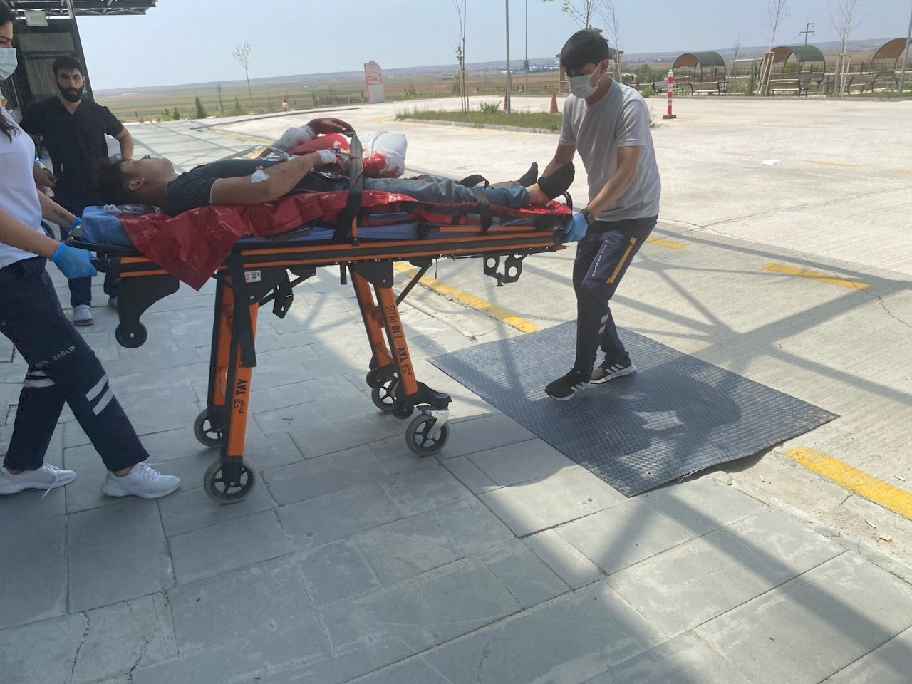 Konya'da acemi kasaplar kendilerini yaraladı