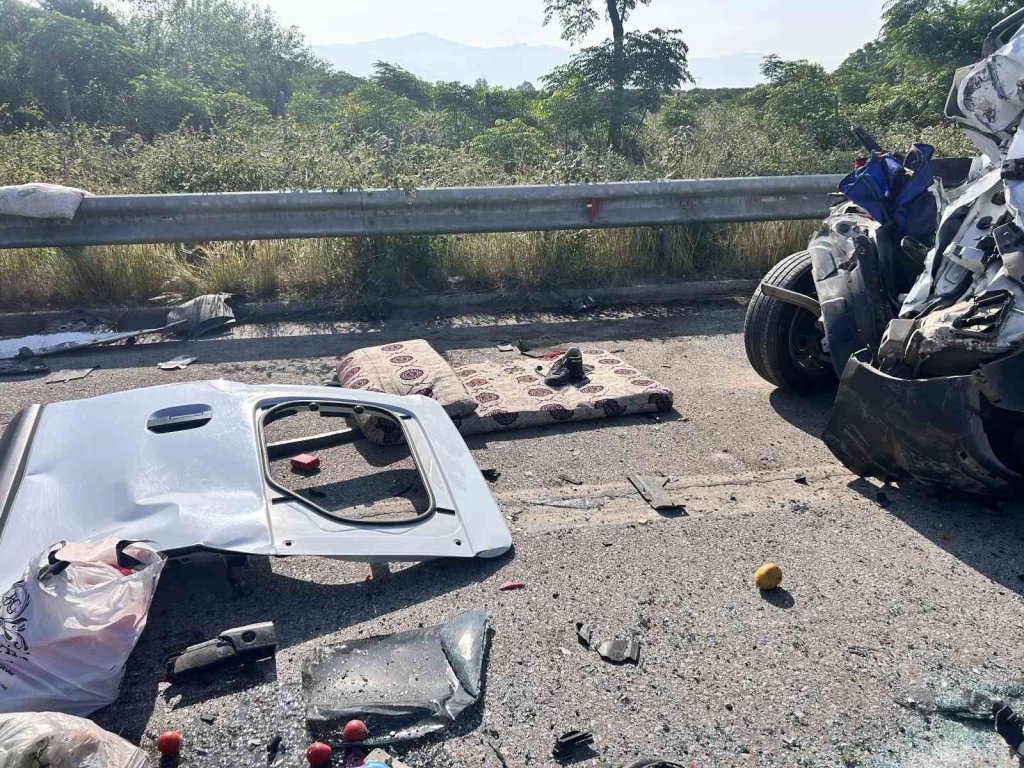 Kamyon 3 aracı biçti: 1 ölü, 10 yaralı