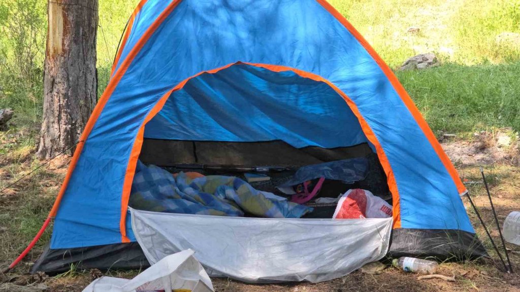 Ormanda çadır kurup kamp yapan öğretmen kayboldu