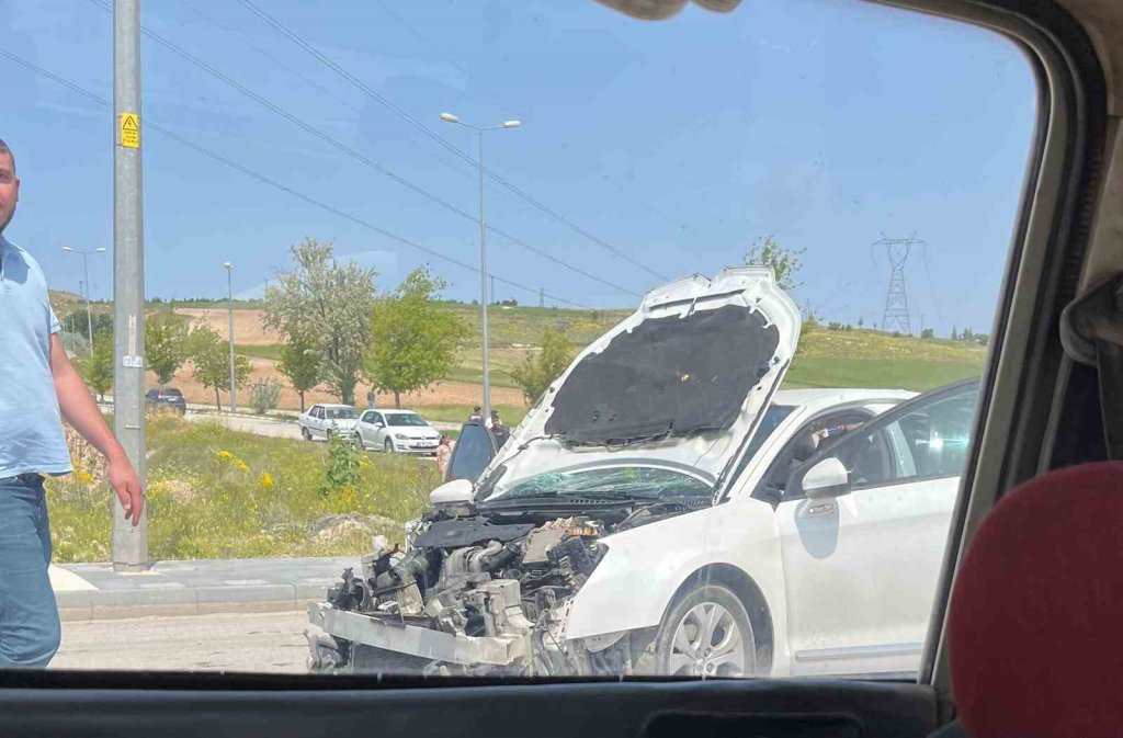Otomobilleri kafa kafaya çarpıştı: Çok sayıda yaralı var