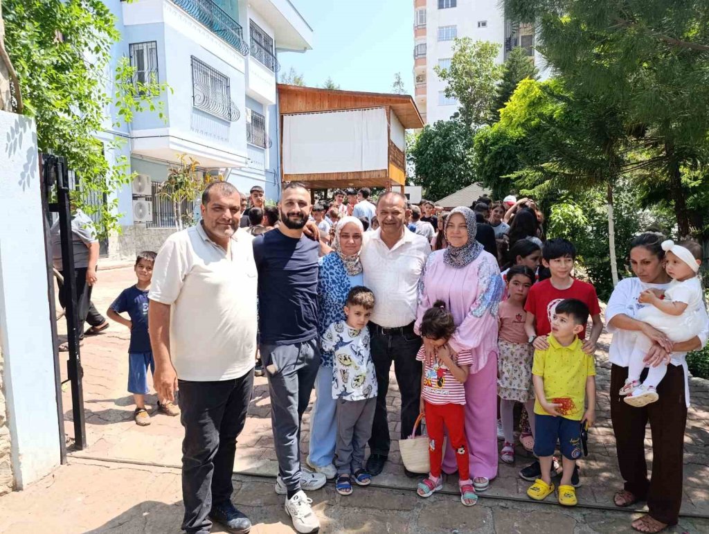 Adanalı çiftin bayram geleneği sürüyor: Yüzlerce çocuğa harçlık verdiler