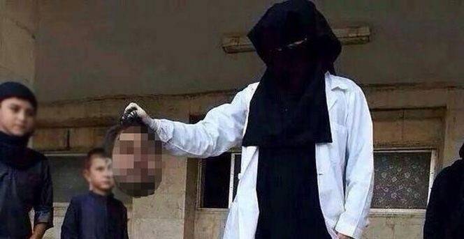 IŞİD'in Yeni Katliam Fotoğrafları: Baş Kesen Kadın Doktor