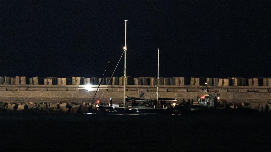 İsrail'in alıkoyduğu Madleen yelkenlisi Usdud Limanı'na ulaştı