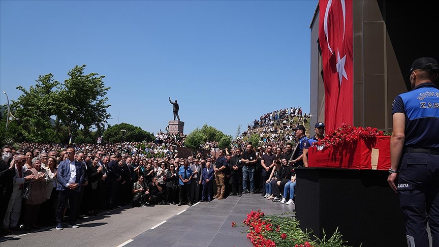 Manisa Büyükşehir Belediye Başkanı Ferdi Zeyrek için belediye önünde tören düzenlendi