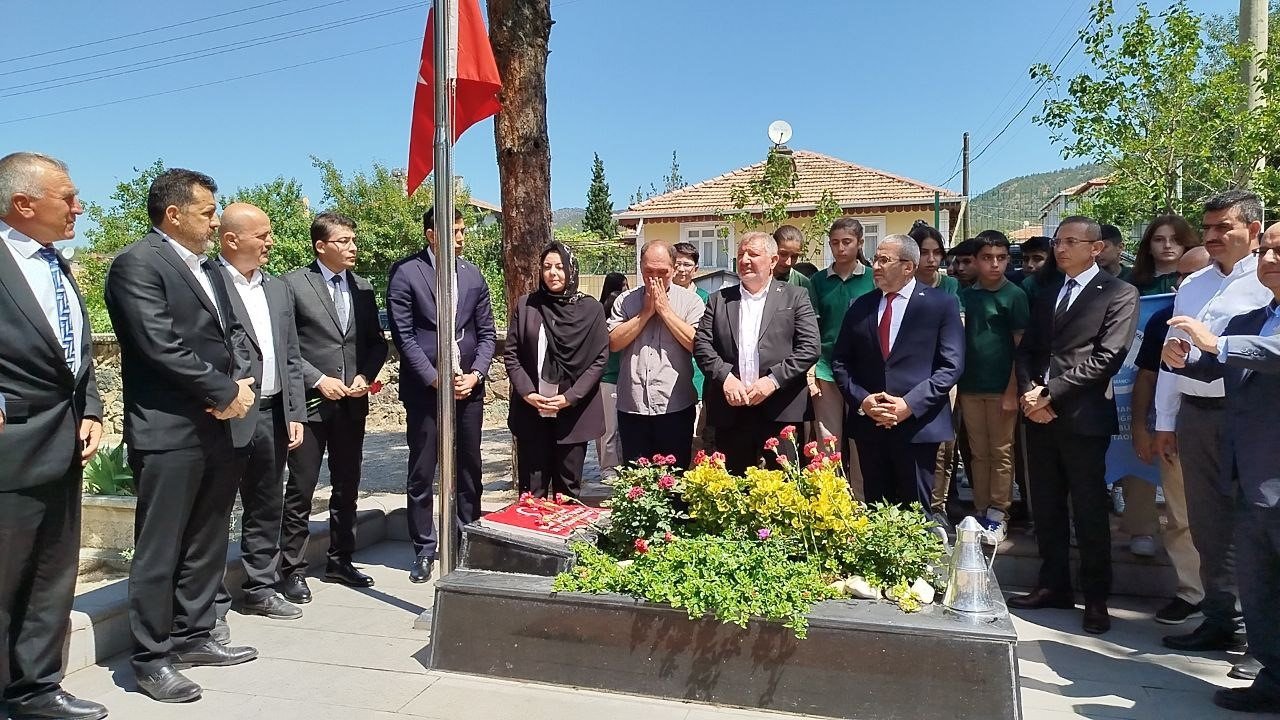 Şehit öğretmen Şenay Aybüke Yalçın kabri başında dualarla anıldı