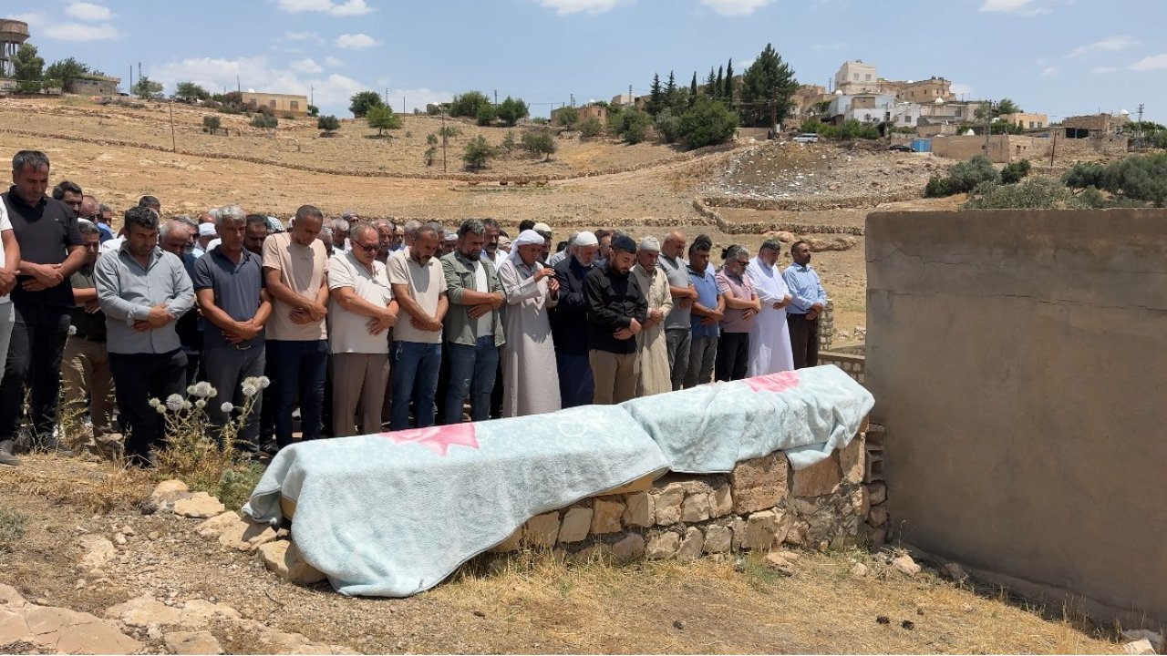 İzmir'deki trafik kazasında ölen 3 kardeşin cenazesi Mardin'de yan yana defnedildi