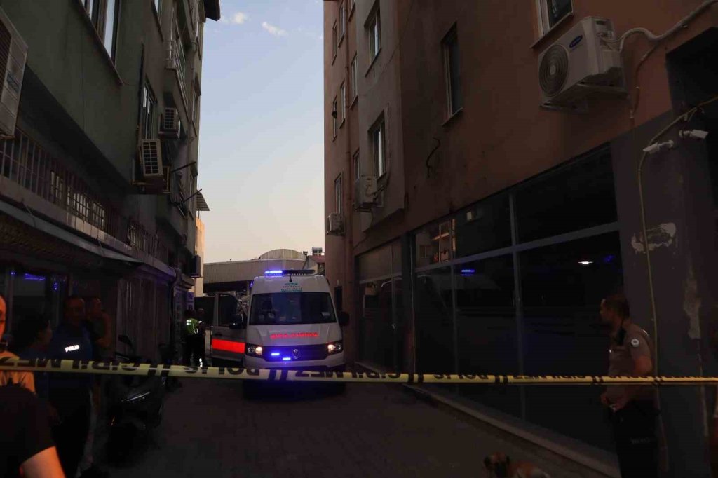 Alkol masasında bıçaklı kavga: Ölü ve yaralılar var