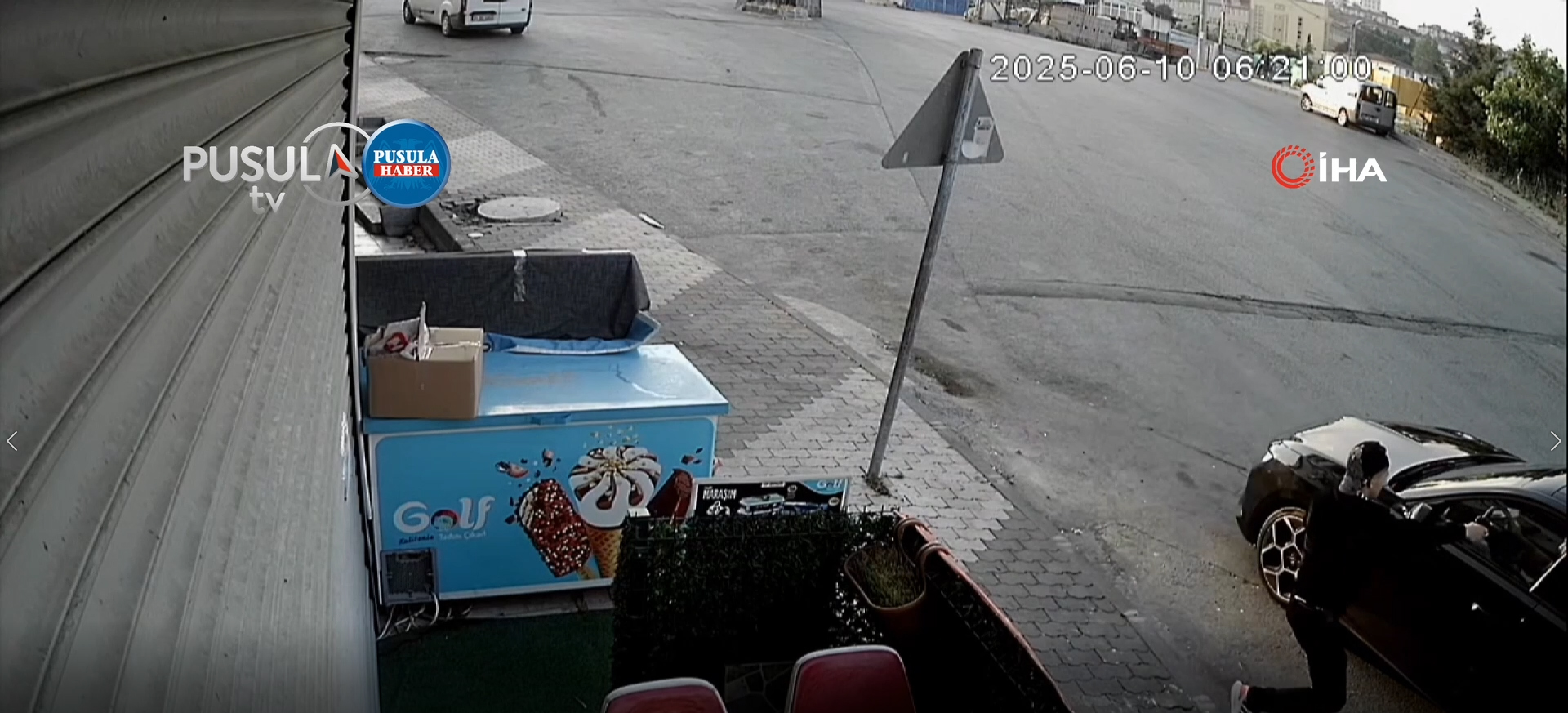 İstanbul Arnavutköy’de aracında bekleyen şahsa silahlı saldırı kamerada
