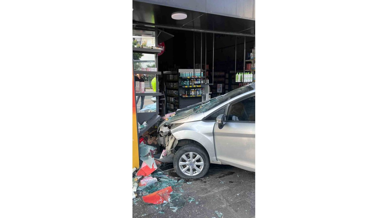 Direksiyon hakimiyetini kaybeden sürücü kozmetik mağazasına girdi