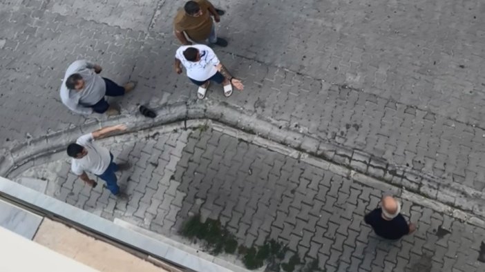 Sokak ortasında karısını bıçakla rehin alan adamı, cesur vatandaş tek hamleyle yere yapıştırdı!