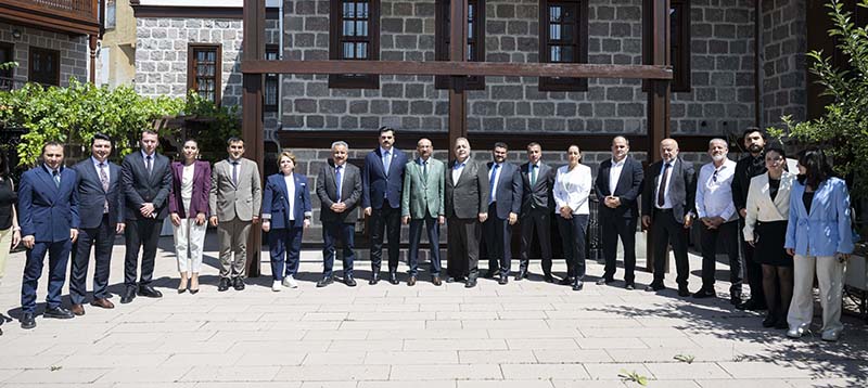 "Cumhuriyet tarihinin en büyük yolsuzluk dosyasıyla karşı karşıyayız"