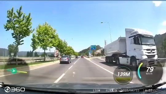Kamyoncu otobanda tersten gitti: Trafikte panik yaşattı